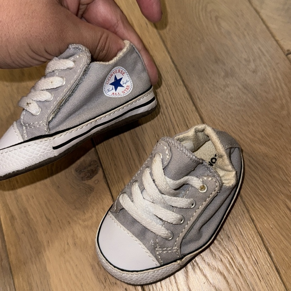 Grey converse - Picture 2 of 3